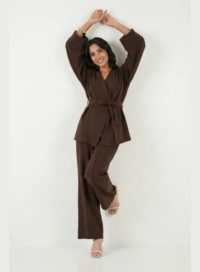 ليلا طقم نسائي ليلا بقصة عادية بياقة على شكل حرف  وأكمام طويلة وتفاصيل ربطة ٦٩٢٨٨٩٢